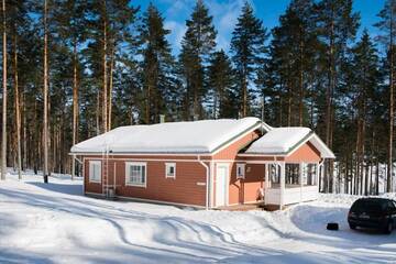 Фото номера Коттедж Делюкс с двумя спальнями Курортные отели Ruoke Holiday Village г. Кесялахти 23