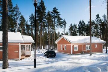 Фото номера Коттедж Делюкс с двумя спальнями Курортные отели Ruoke Holiday Village г. Кесялахти 25